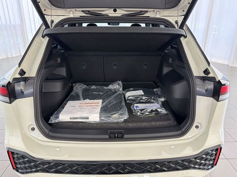 New 2026 Volkswagen Tiguan SE R-Line FWD image 33