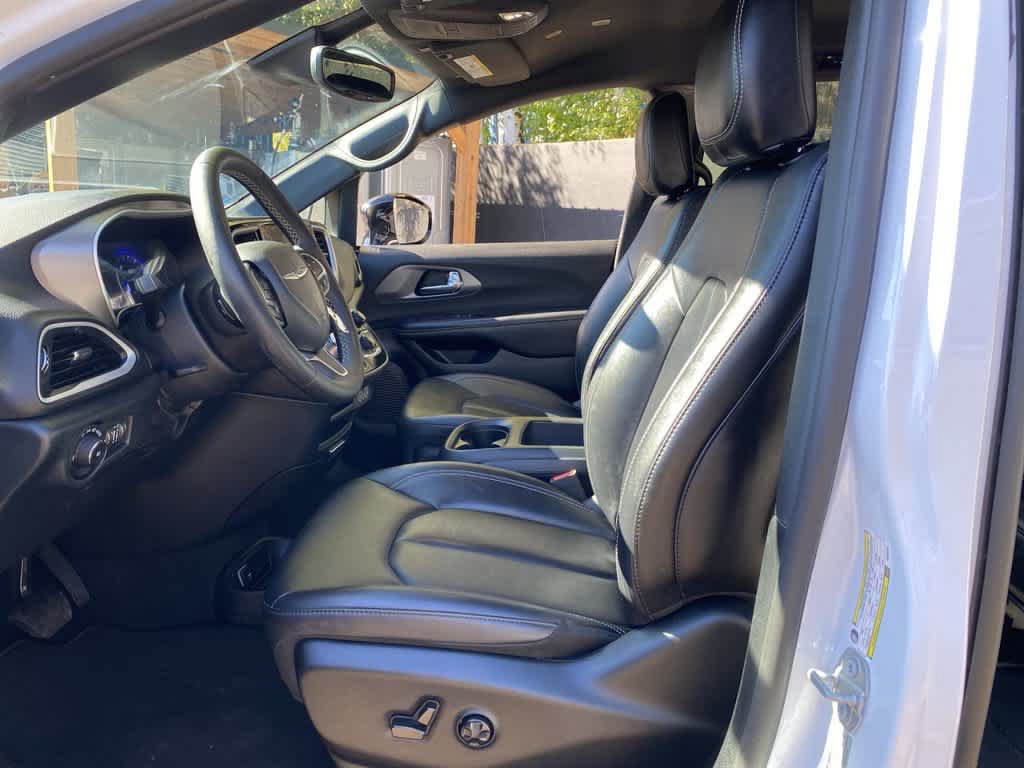 Used 2025 Chrysler Pacifica Select FWD image 12