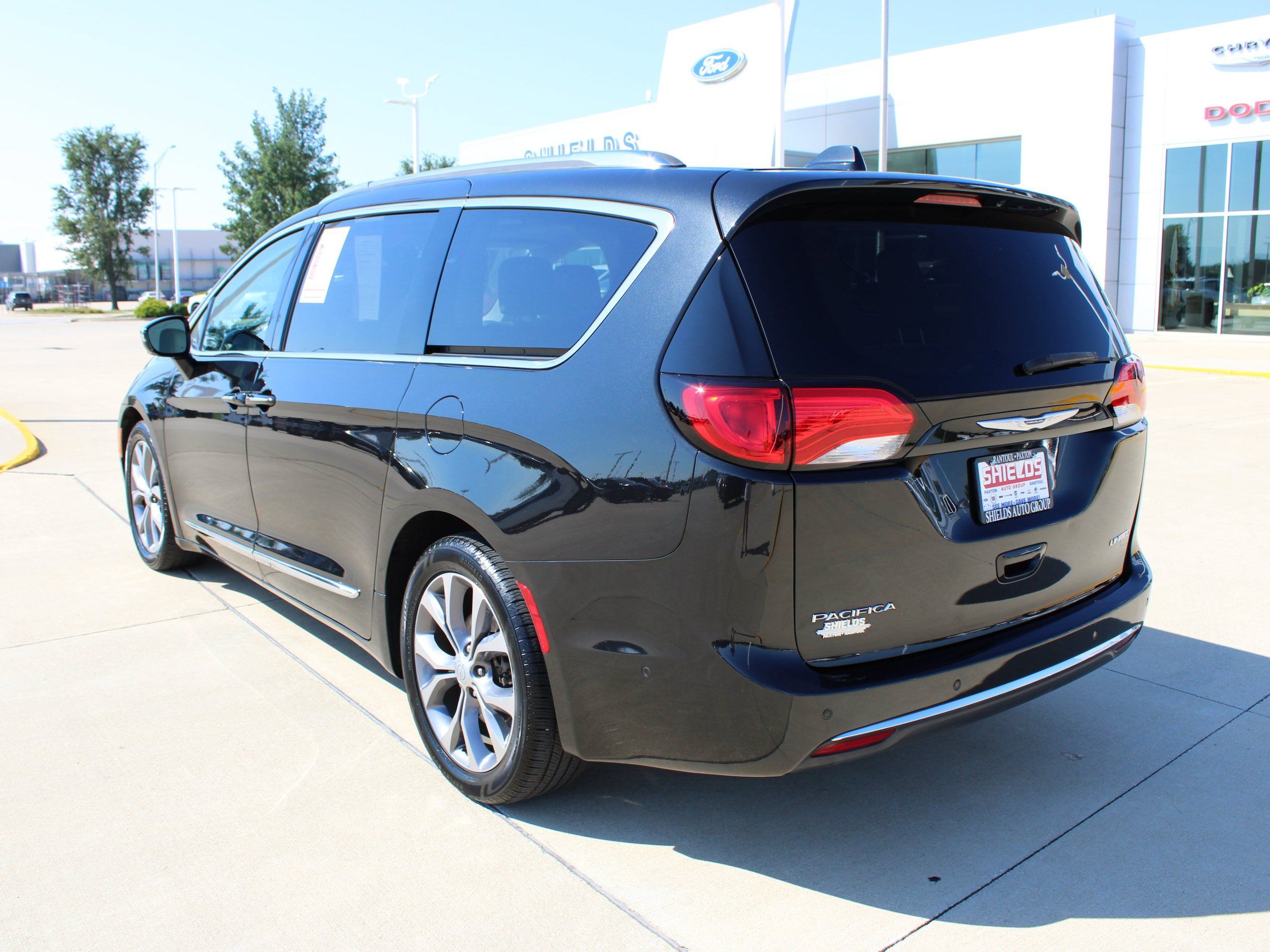Used 2020 Chrysler Pacifica Limited w/ Tire & Wheel Group FWD image 3