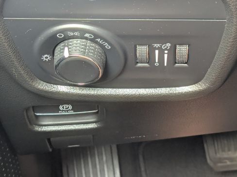 Used 2023 Jeep Grand Cherokee Laredo AWD/4WD image 31