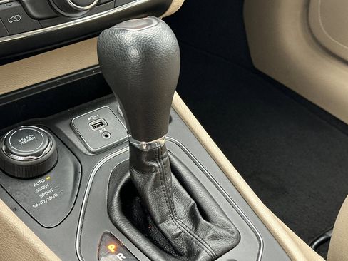 Used 2019 Jeep Cherokee Latitude w/ Popular Appearance Group image 21