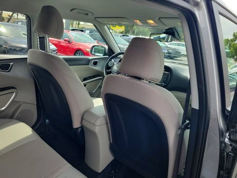 Used 2025 Kia Soul LX FWD image 9