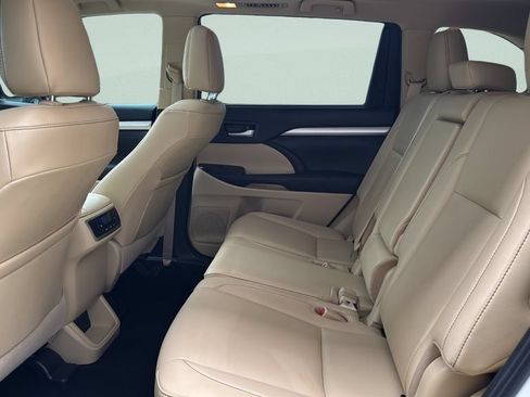 Used 2019 Toyota Highlander XLE FWD image 32