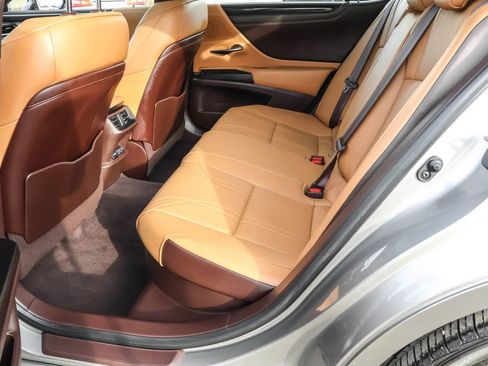 Used 2020 Lexus ES 300h w/ Luxury Package image 28