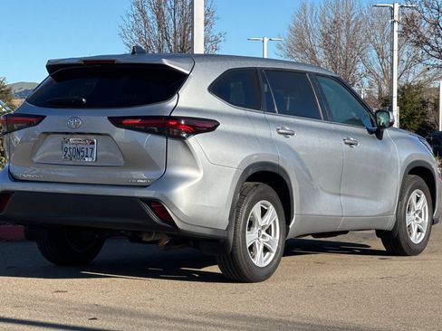 Used 2025 Toyota Highlander LE image 4