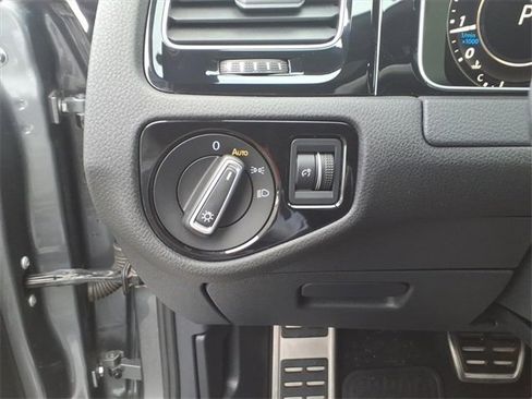 Used 2019 Volkswagen Golf R 4-Door image 19