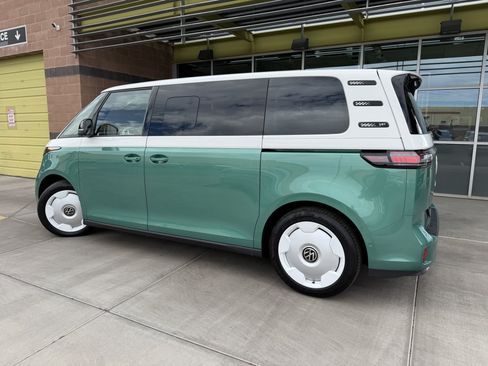 Used 2025 Volkswagen ID. Buzz 1st Edition RWD image 5