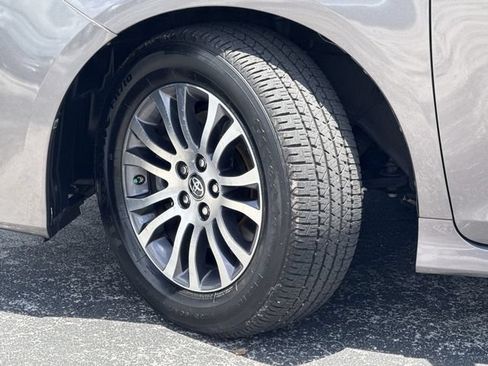 Used 2020 Toyota Sienna XLE FWD image 40