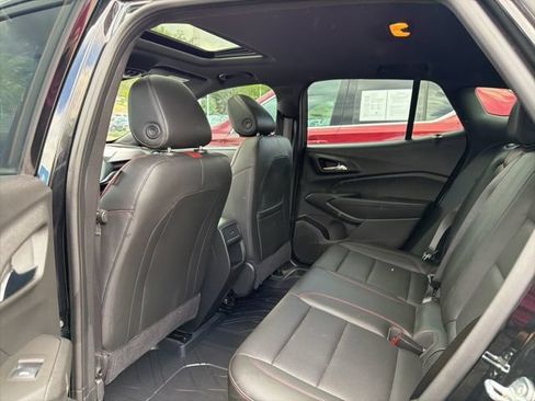 Used 2024 Chevrolet Trax RS w/ Sunroof Package FWD image 9