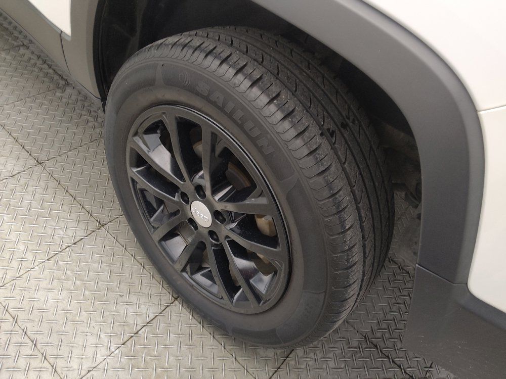 Used 2021 Jeep Cherokee Latitude FWD image 31