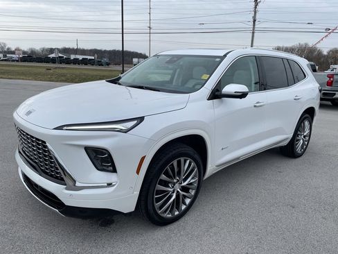 Used 2025 Buick Enclave Avenir w/ Super Cruise Package image 3