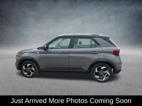 Used 2023 Hyundai Venue Limited w/ Cargo Package FWD image 2