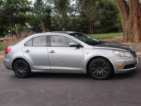 Used 2011 Suzuki Kizashi SE AWD/4WD image 2