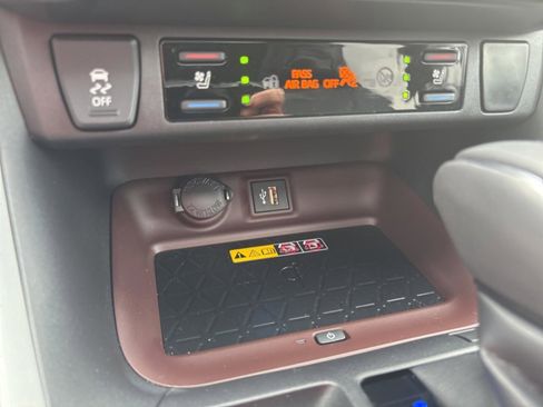 Used 2024 Toyota RAV4 Limited w/ Advanced Technology Package image 18