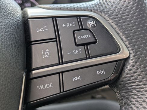 Used 2023 Toyota Sienna Limited image 28