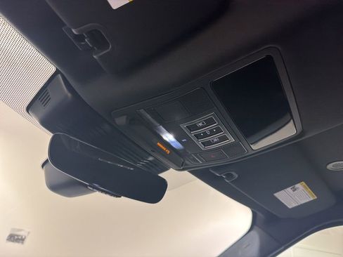 Used 2025 Land Rover Discovery S AWD/4WD image 18