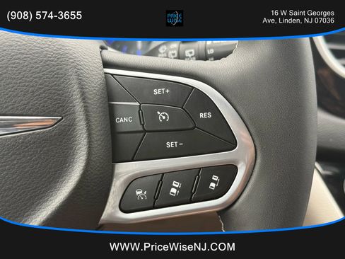Used 2022 Chrysler Pacifica Touring-L image 13