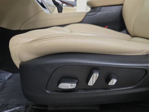 Used 2018 Cadillac XT5 Luxury image 31