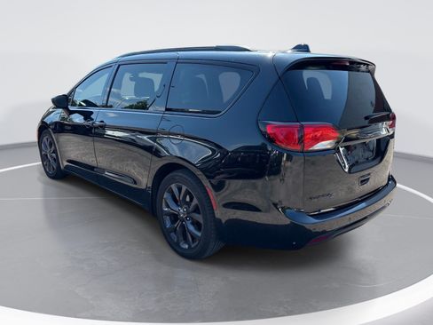 Used 2018 Chrysler Pacifica Touring-L w/ Premium Audio Group FWD image 6