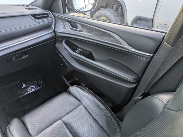 Certified 2022 Jeep Grand Cherokee Overland w/ Luxury Tech Group IV AWD/4WD image 18