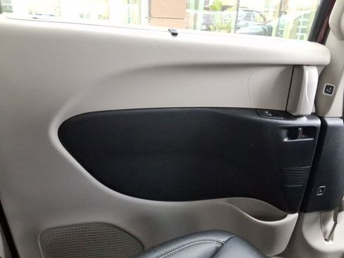 Used 2022 Chrysler Pacifica Touring-L image 22