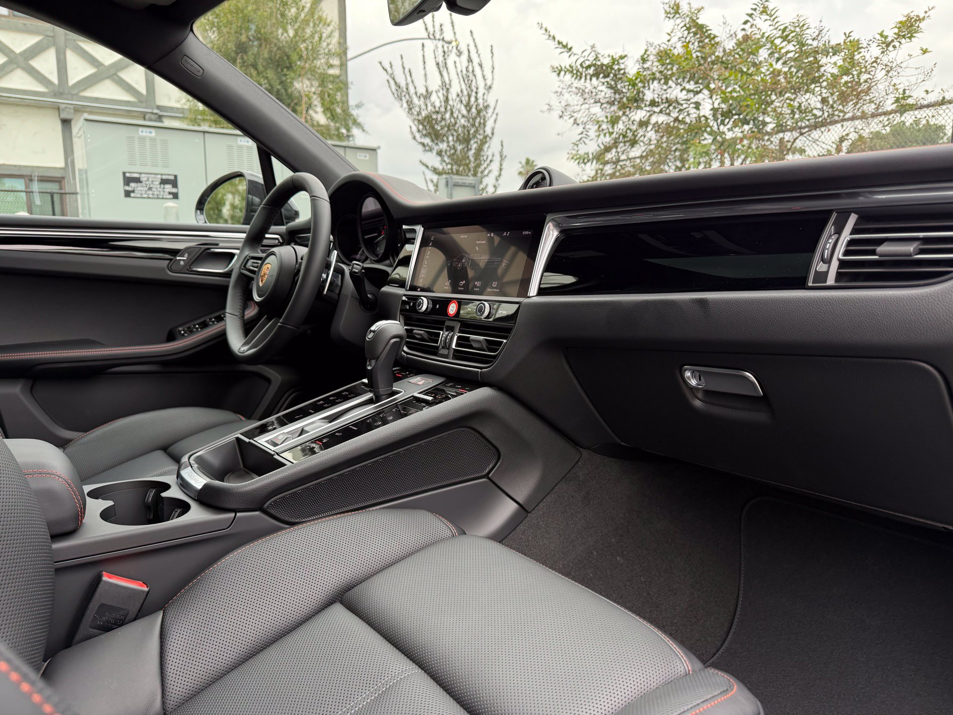 Used 2026 Porsche Macan AWD/4WD image 25