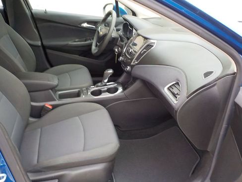 Used 2018 Chevrolet Cruze LT image 9