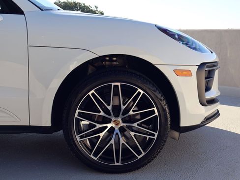 Certified 2025 Porsche Macan image 11