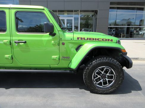 Used 2025 Jeep Wrangler Unlimited Rubicon w/ Convenience Group AWD/4WD image 14