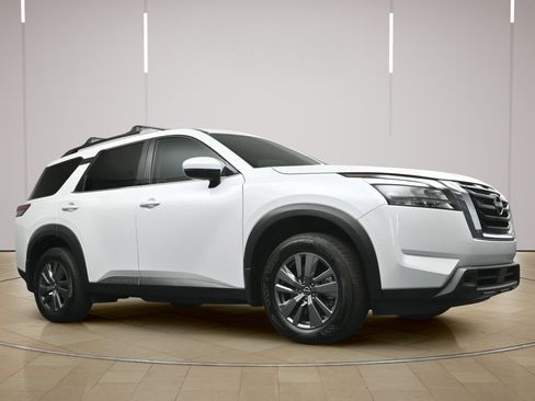 Certified 2025 Nissan Pathfinder SV FWD image 24