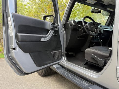 Used 2018 Jeep Wrangler Unlimited Sahara w/ Max Tow Package AWD/4WD image 11