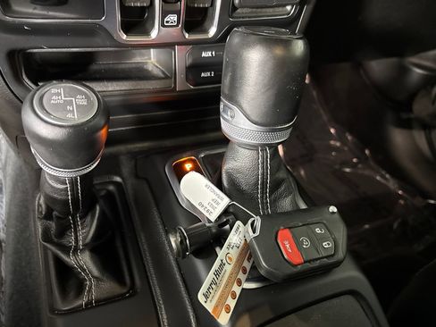 Used 2023 Jeep Wrangler Unlimited Sahara w/ Cold Weather Group AWD/4WD image 16