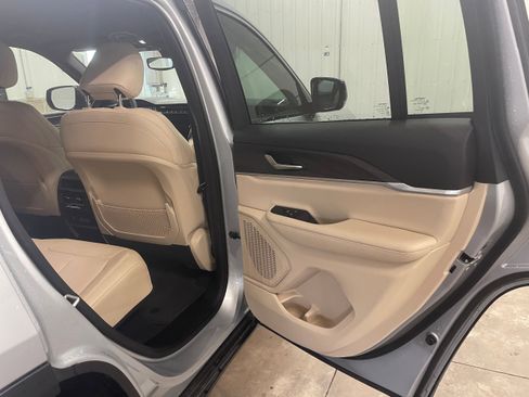 Used 2024 Jeep Grand Cherokee Limited image 30