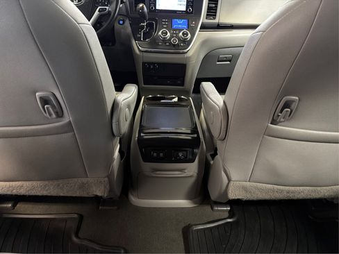 Used 2018 Toyota Sienna XLE Premium FWD image 26