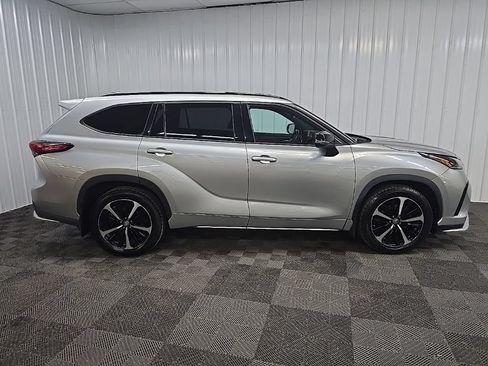 Used 2022 Toyota Highlander XSE AWD/4WD image 2