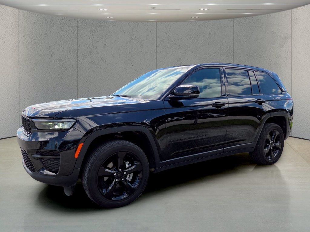 Used 2025 Jeep Grand Cherokee Altitude AWD/4WD image 11