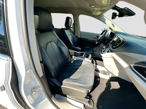 Used 2021 Chrysler Pacifica Touring-L image 29