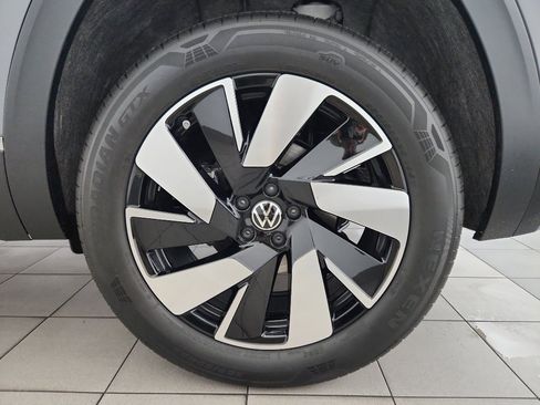 Certified 2025 Volkswagen Atlas Cross Sport SEL image 40