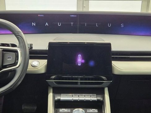 Used 2025 Lincoln Nautilus Reserve AWD/4WD image 10