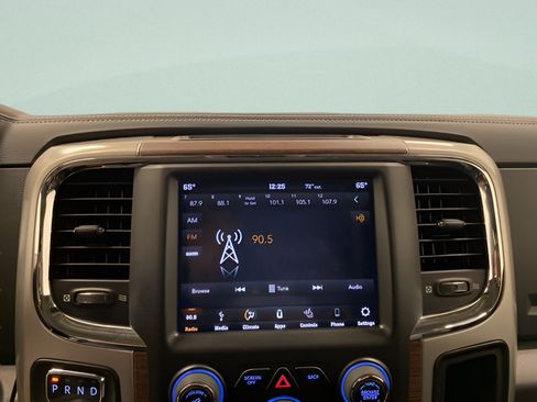 Used 2018 RAM 1500 Laramie AWD/4WD image 10