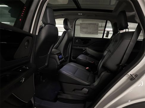Used 2025 Lincoln Aviator AWD w/ Equipment Group 101A image 19