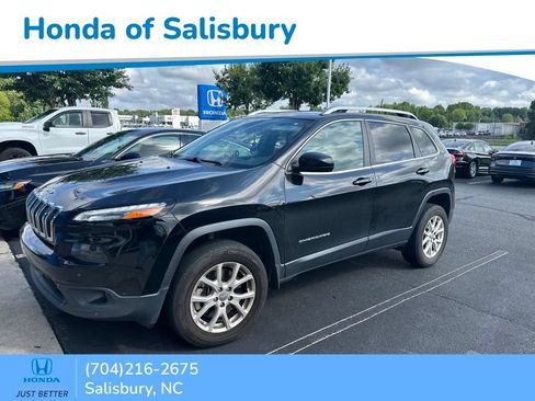 Used 2018 Jeep Cherokee Latitude Plus w/ Comfort/Convenience Group AWD/4WD image 1