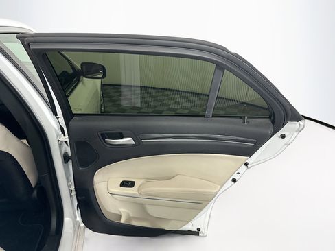 Used 2016 Chrysler 300 Limited RWD image 29