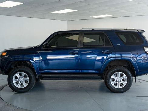 Used 2017 Toyota 4Runner SR5 AWD/4WD image 4