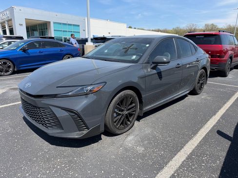 Used 2025 Toyota Camry SE image 4