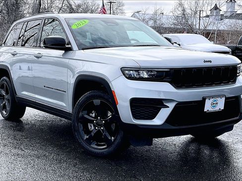 Used 2023 Jeep Grand Cherokee Altitude image 2
