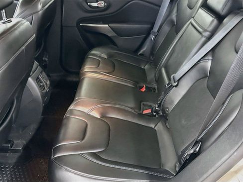 Used 2019 Jeep Cherokee Latitude Plus w/ Cold Weather Group AWD/4WD image 5