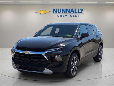 Used 2025 Chevrolet Blazer LT FWD image 1