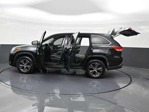 Used 2018 Toyota Highlander LE image 34