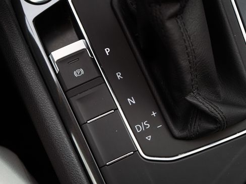 Used 2020 Volkswagen Tiguan SE w/ Panoramic Sunroof Package image 29